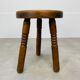 Tabouret tripode brutaliste bois massif