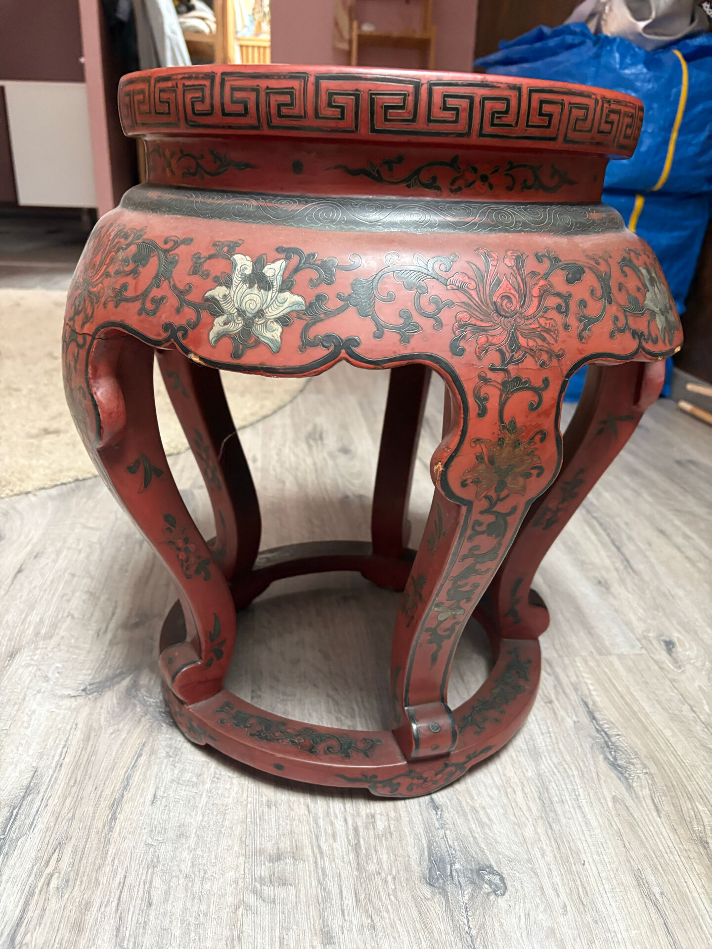 Pair of stools / Chinese side tables in red lacquered wood