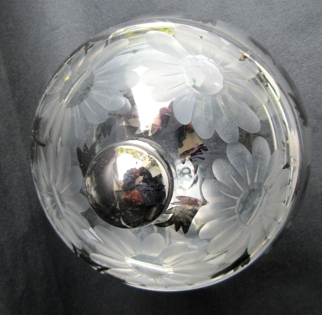 Bonbonnière en verre ciselée de marguerites, boule sur 3 pieds, peinture argent