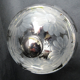 Bonbonnière en verre ciselée de marguerites, boule sur 3 pieds, peinture argent