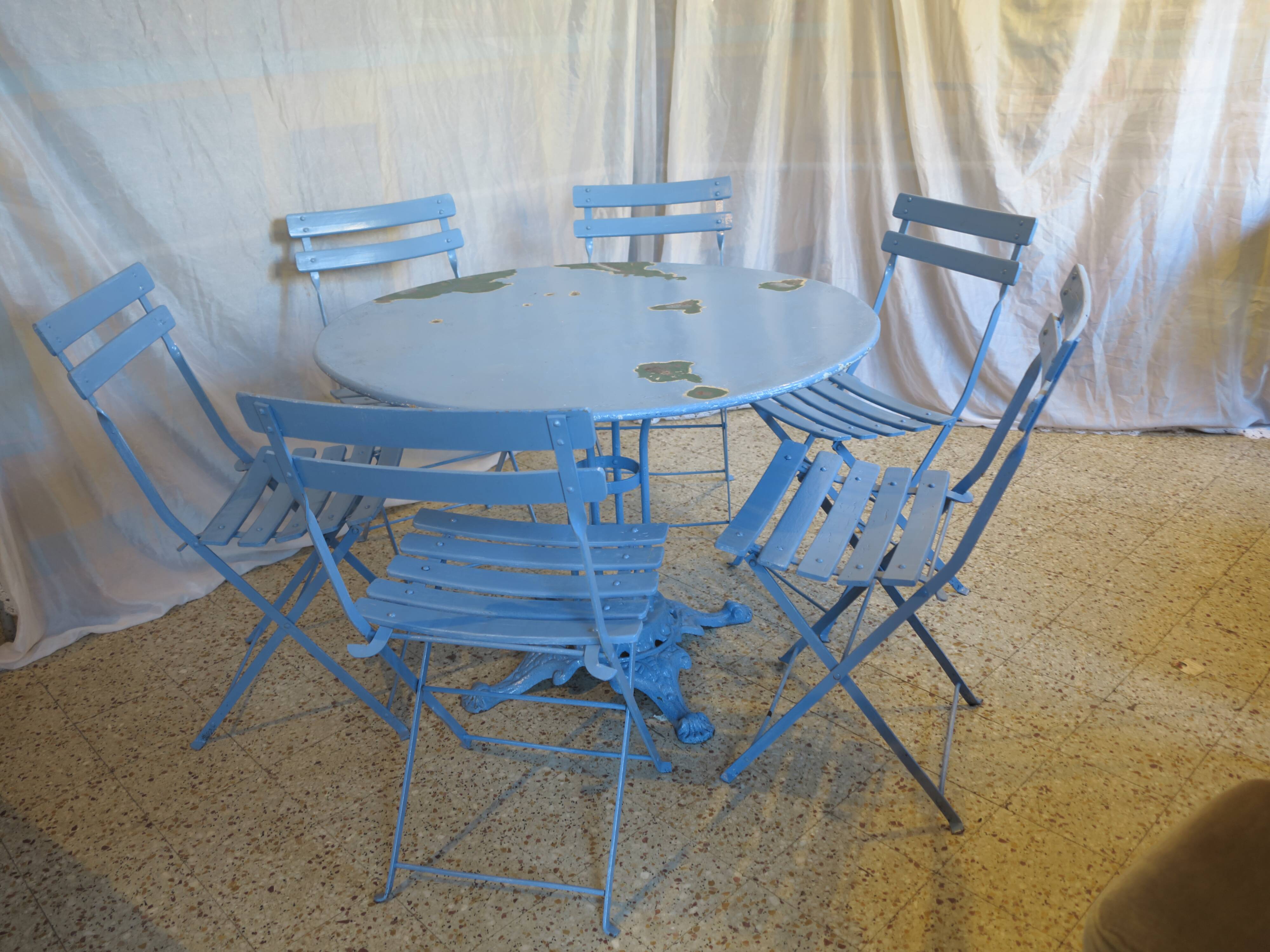 blue garden furniture "The earth is flat"