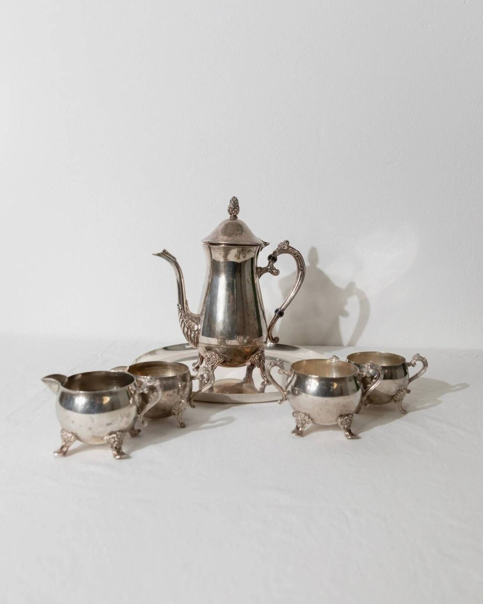 Silver-Plated Vintage Tea Set from England, 1940s: Teapot, Cups & Tray in Silver Metal