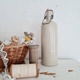 Bouteille ancienne en grès coloris crème