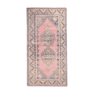 Tapis turc en laine rose poussiéreux