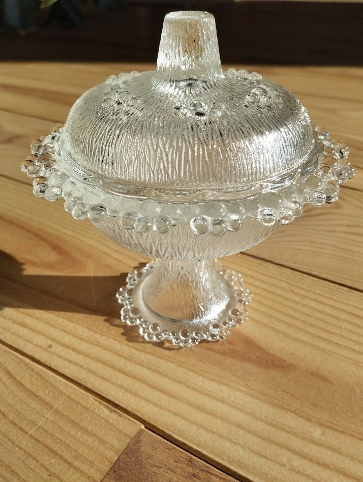 Bonbonnière sur pied en verre moulé – Décor texturé vintage