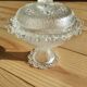 Bonbonnière sur pied en verre moulé – Décor texturé vintage