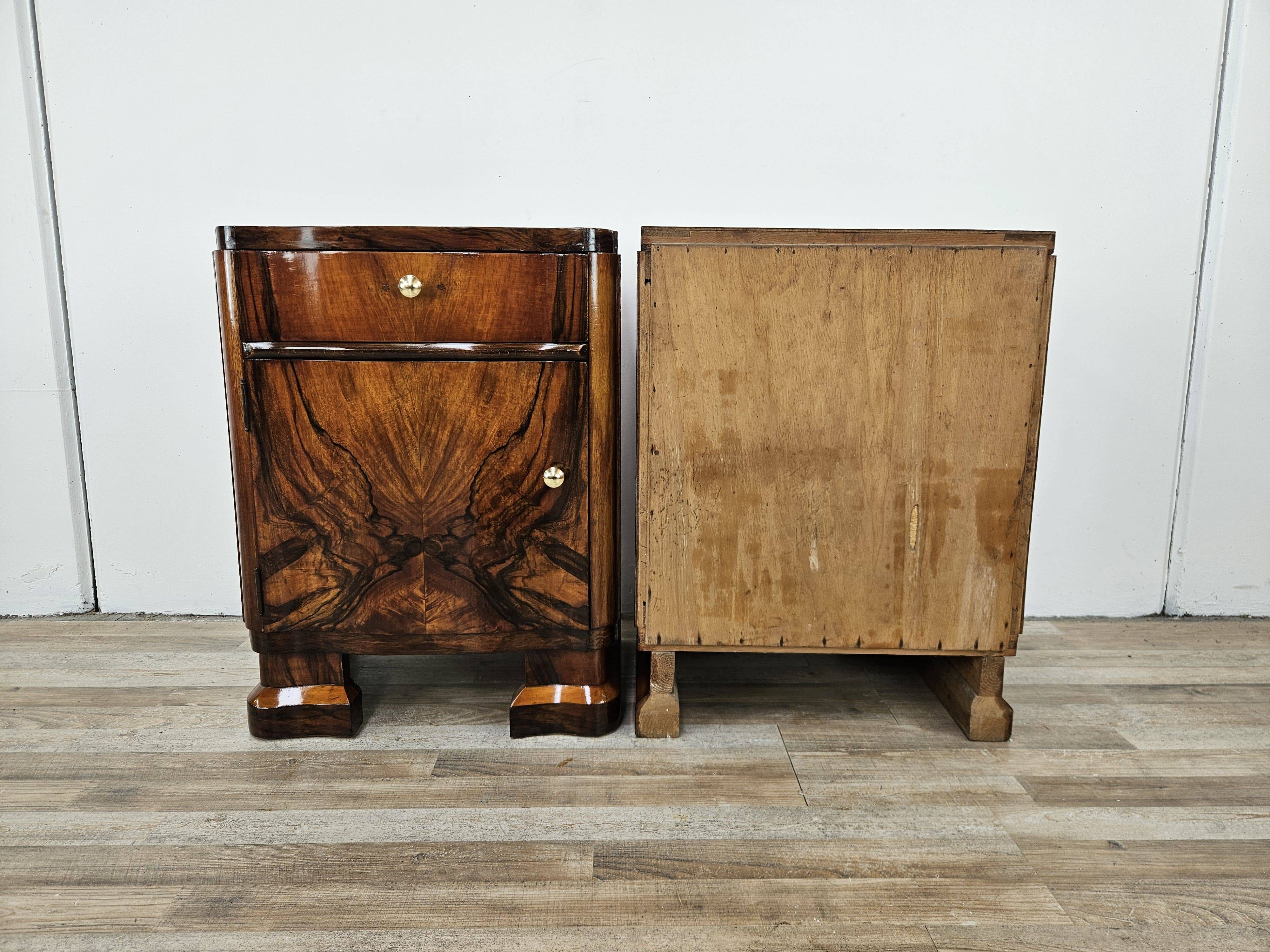 Art Decò bedside tables in walnut burl with brass knobs