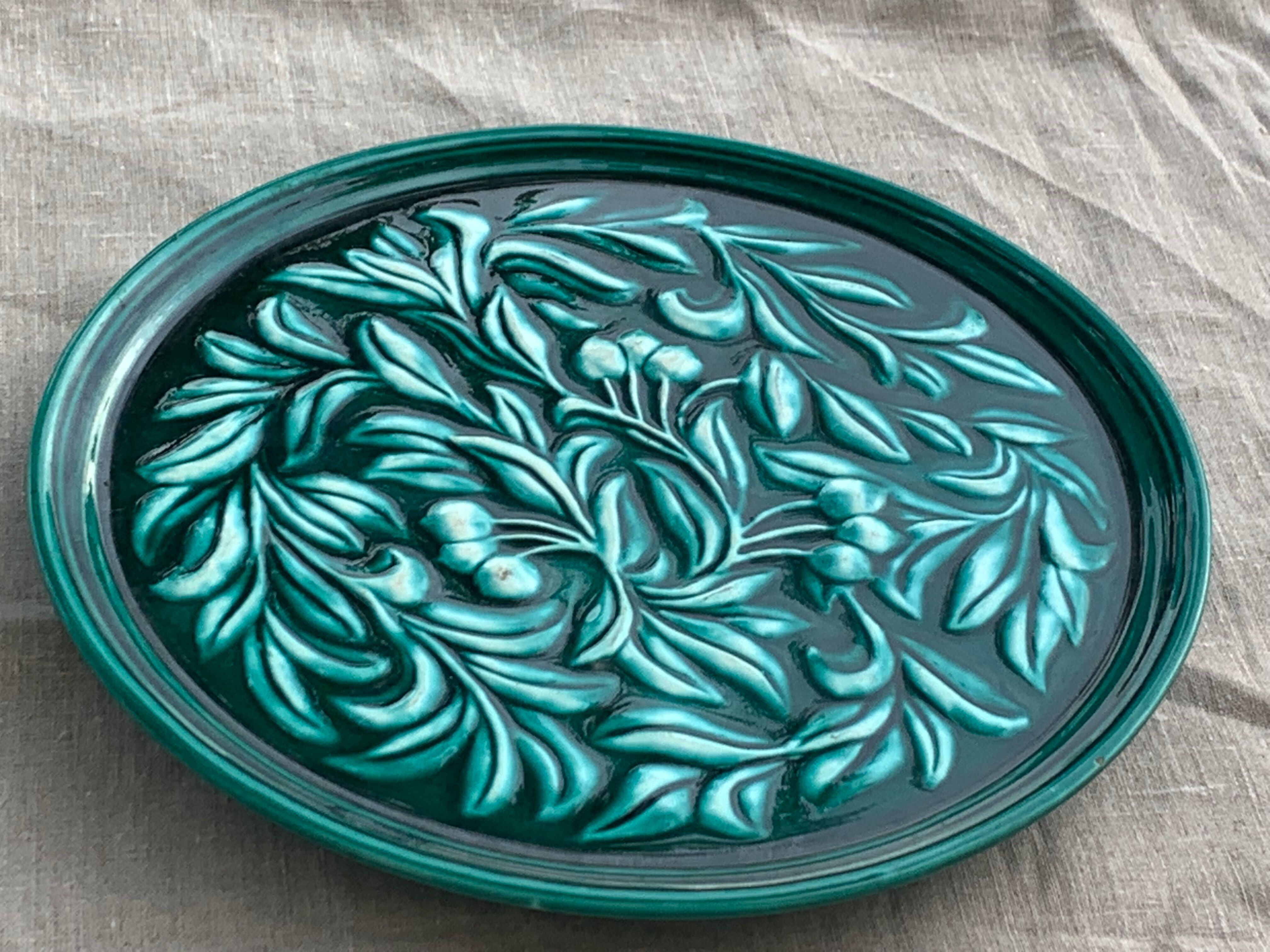 Centerpiece in slip patterns with old cherries