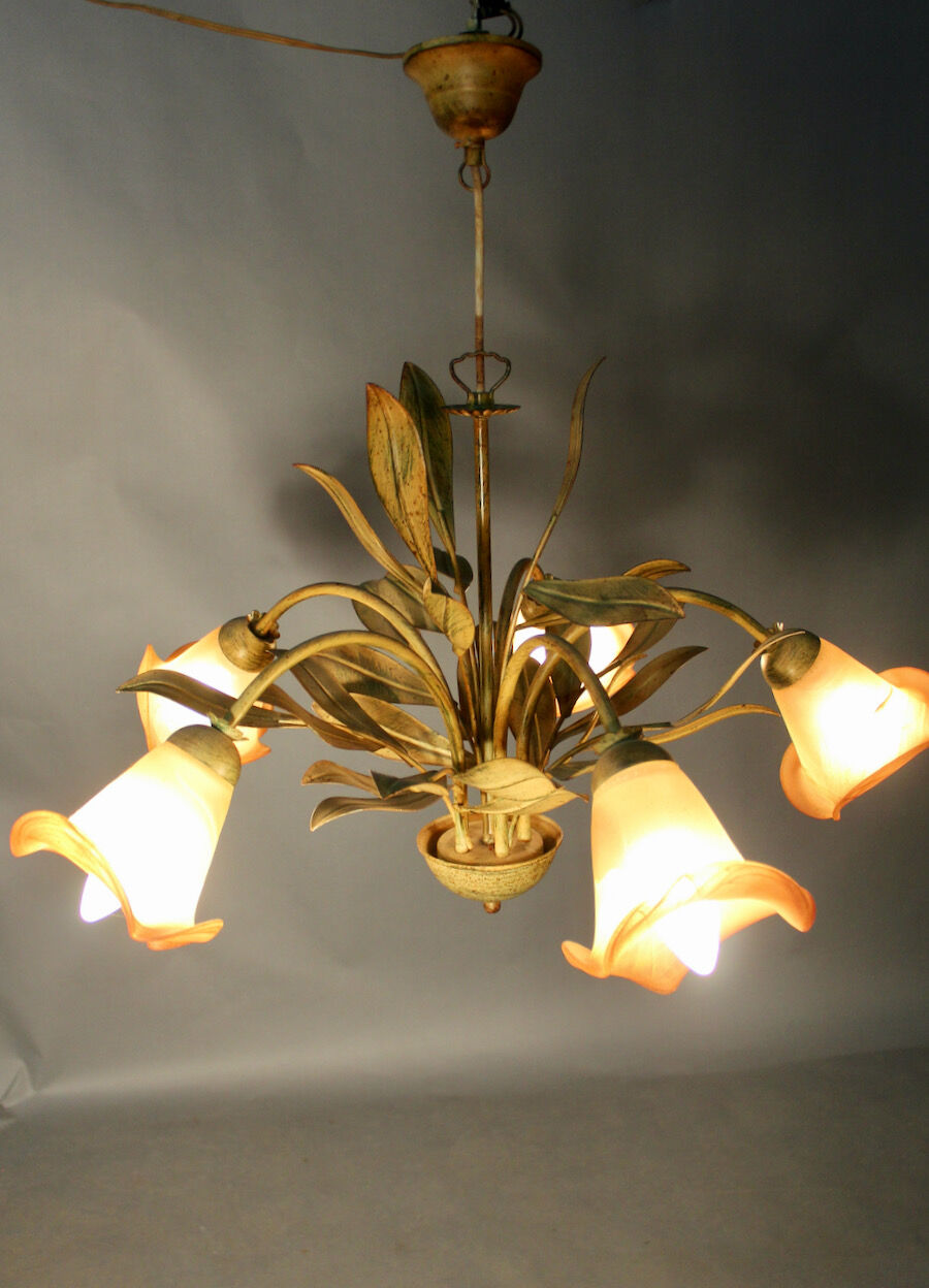 Chandelier leaf décor with 5 tulips of light