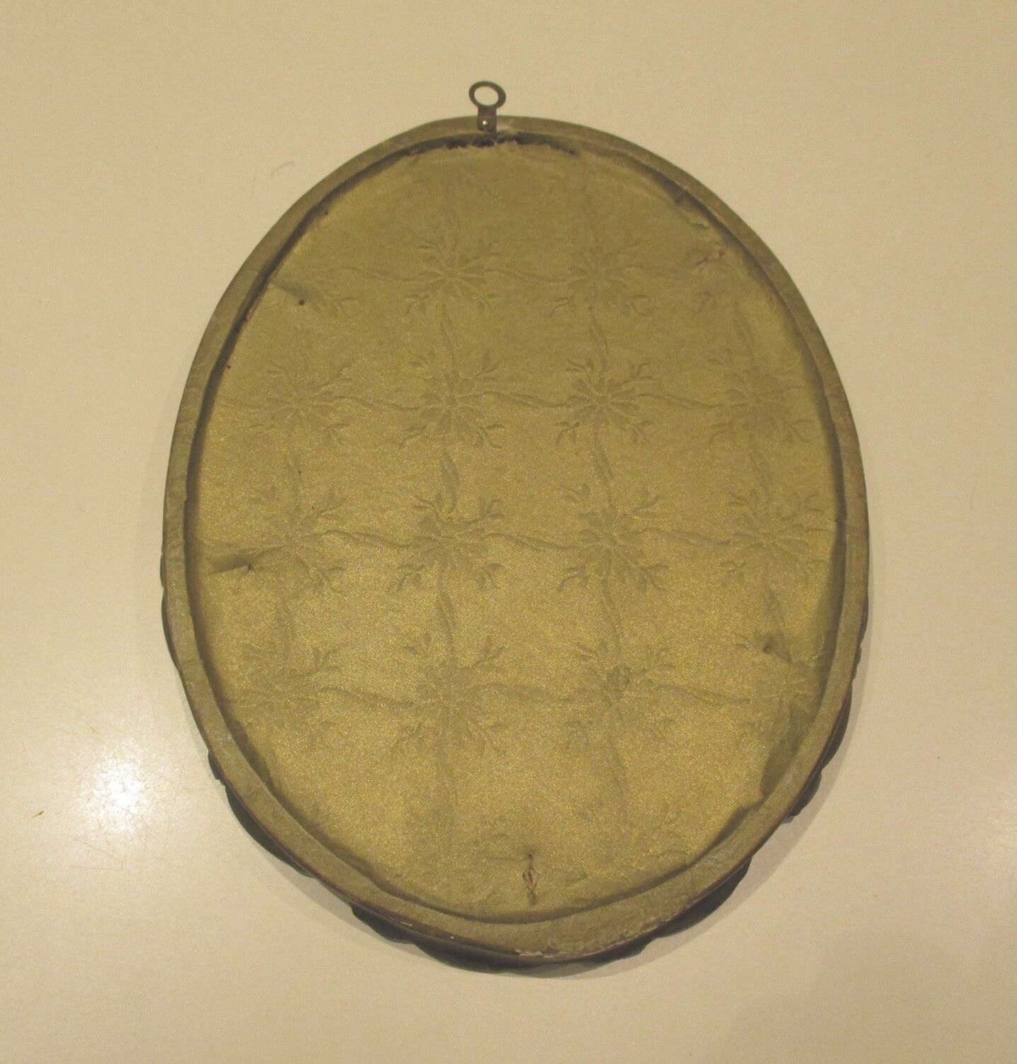 Old wall frame in carved wood and gilded stucco, oval
