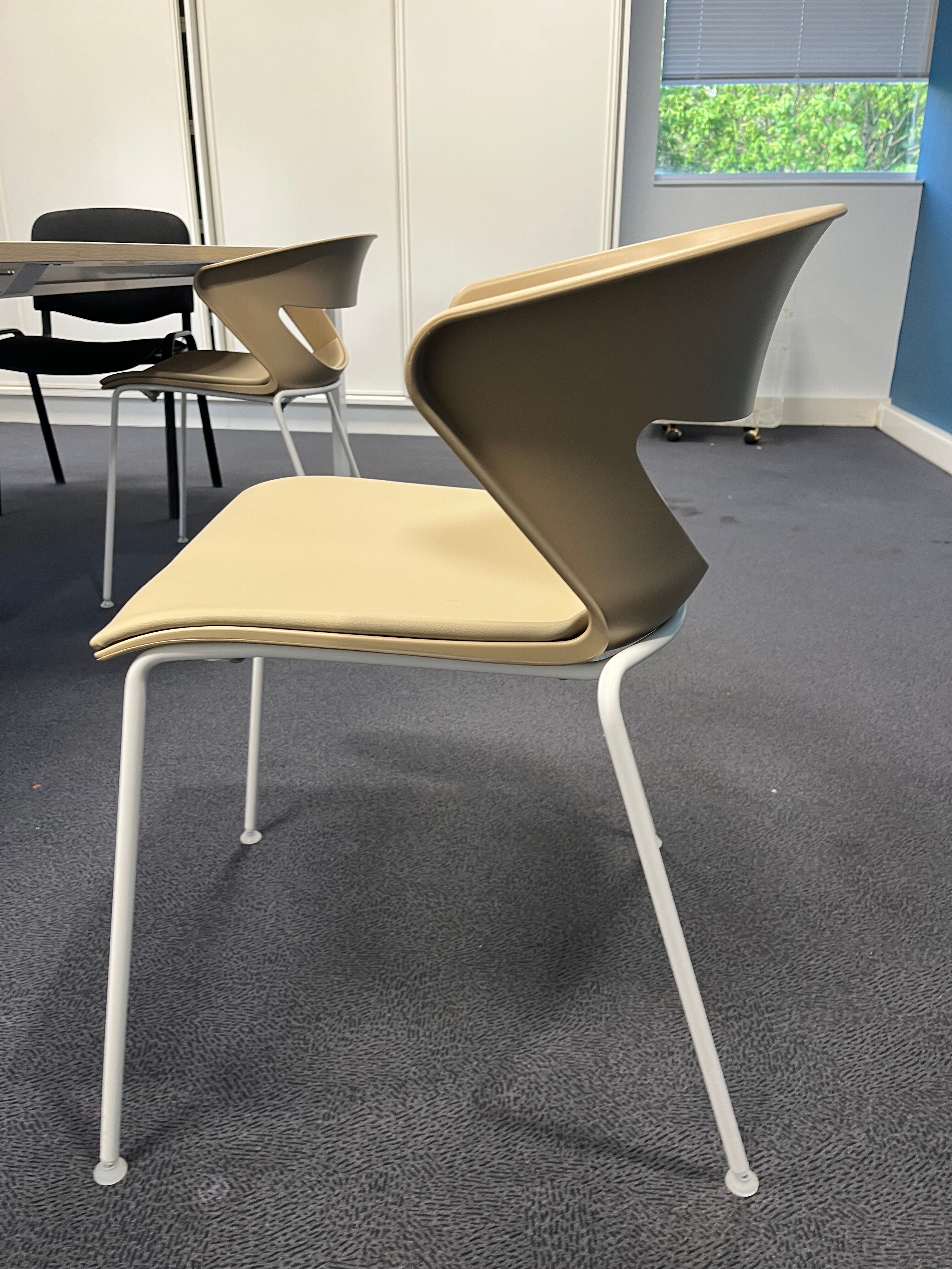 Lot 8 chaises modèle kicca marque kastel