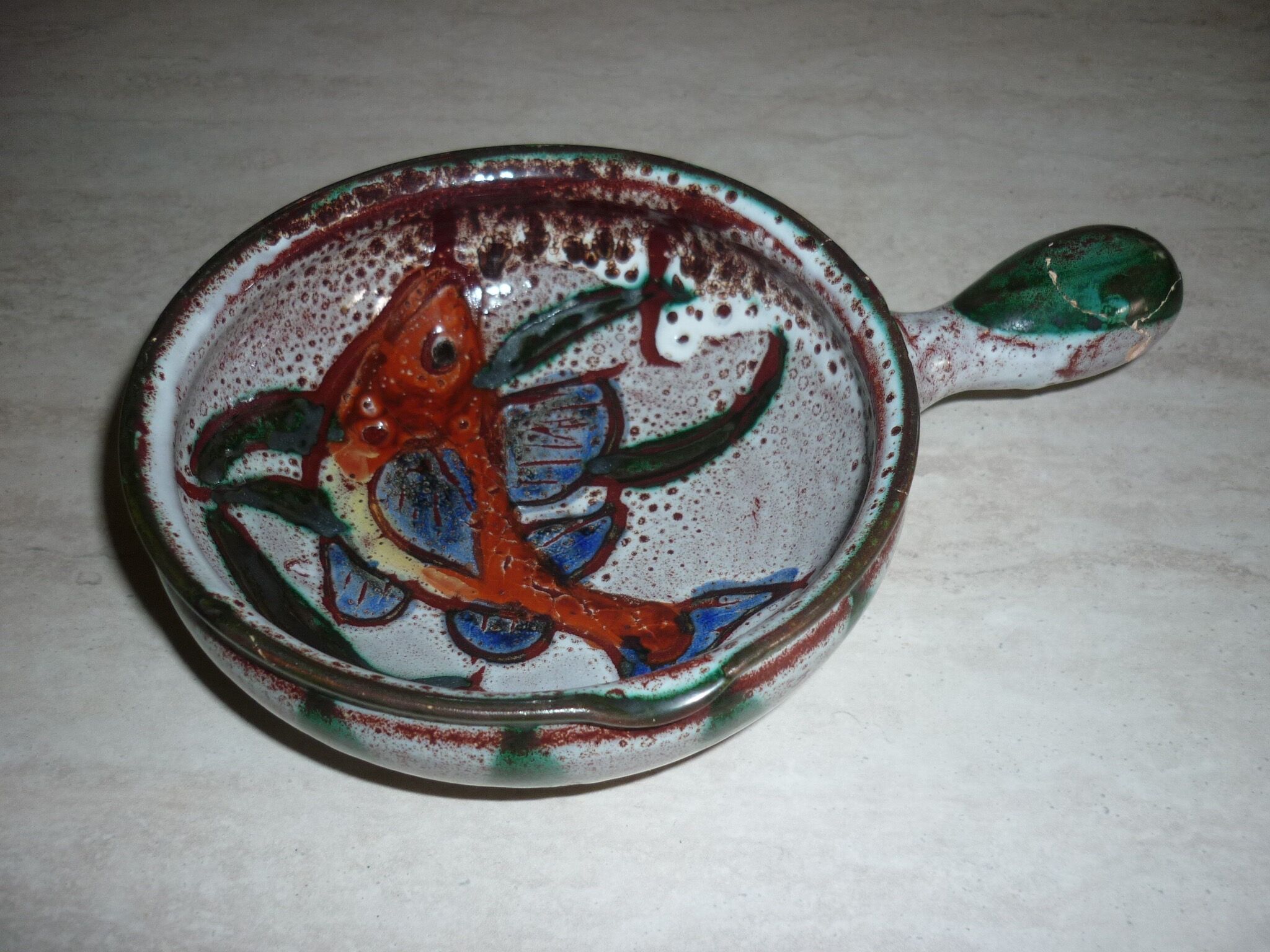 Frying pan with fat lava and ceramic fish decor