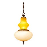 Suspension en verre opalin et laiton, Italie, années 1960.