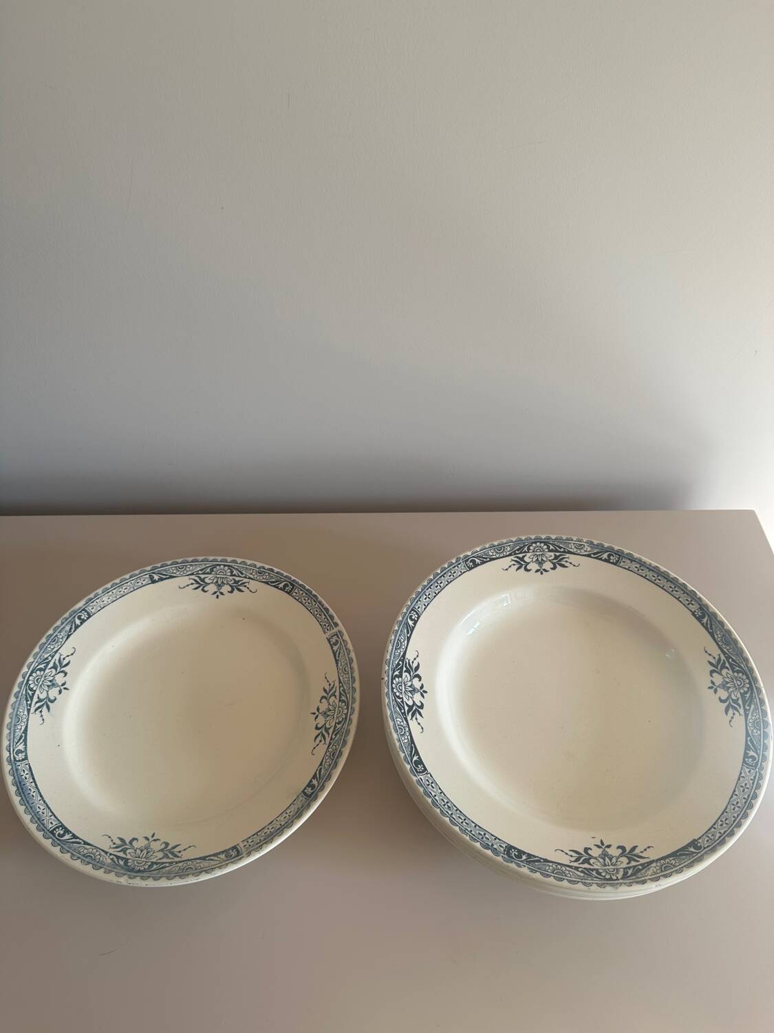 Set of 4 deep plates and 2 flat plates Lily Longchamp