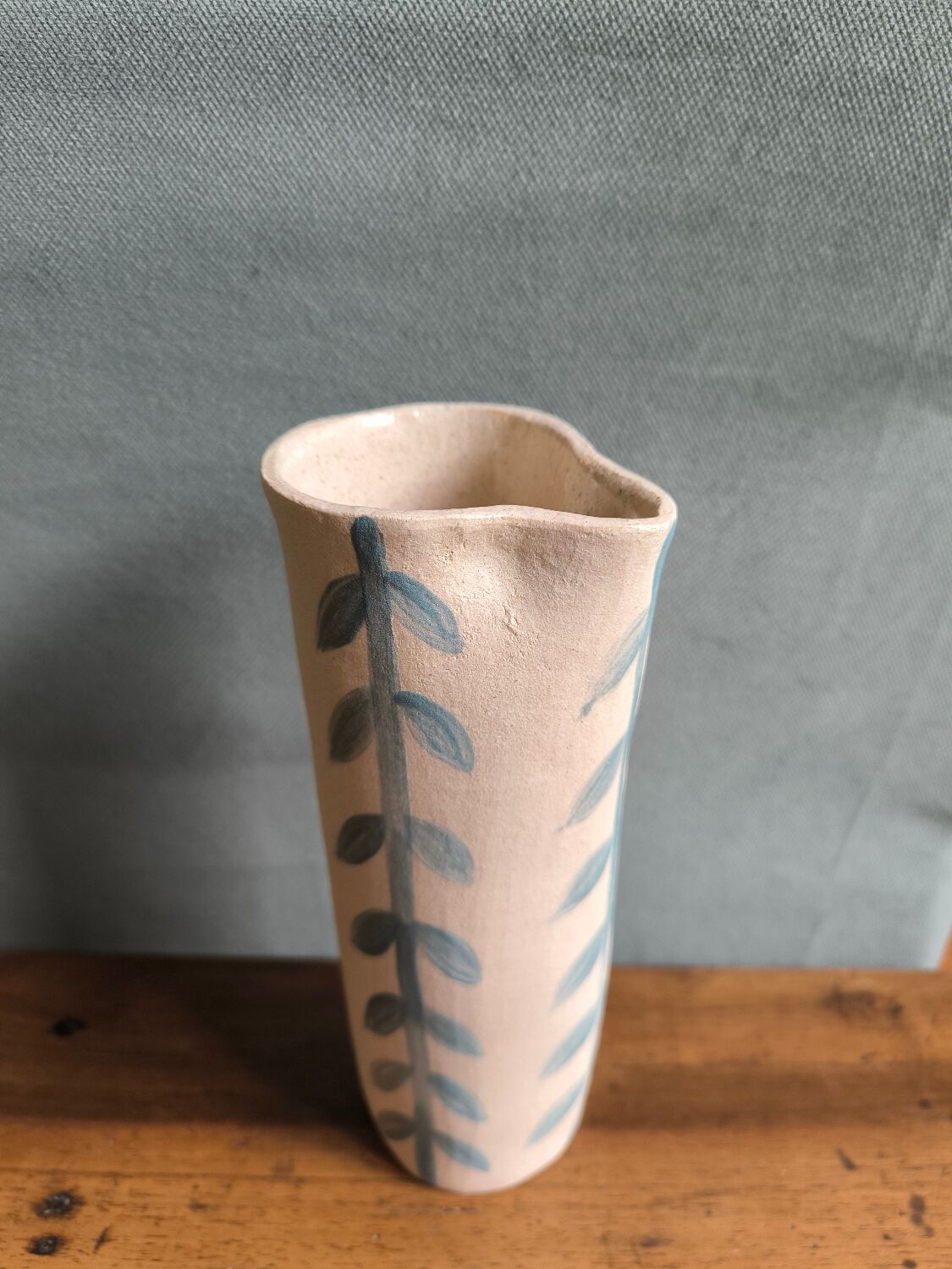 Pichet carafe in unglazed stoneware with a leaf pattern, stamped with the manufacturer's mark.