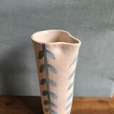 Pichet carafe in unglazed stoneware with a leaf pattern, stamped with the manufacturer's mark.