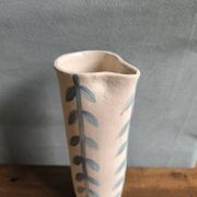 Pichet carafe grès brut motif feuille végétal estampillé fabrication a