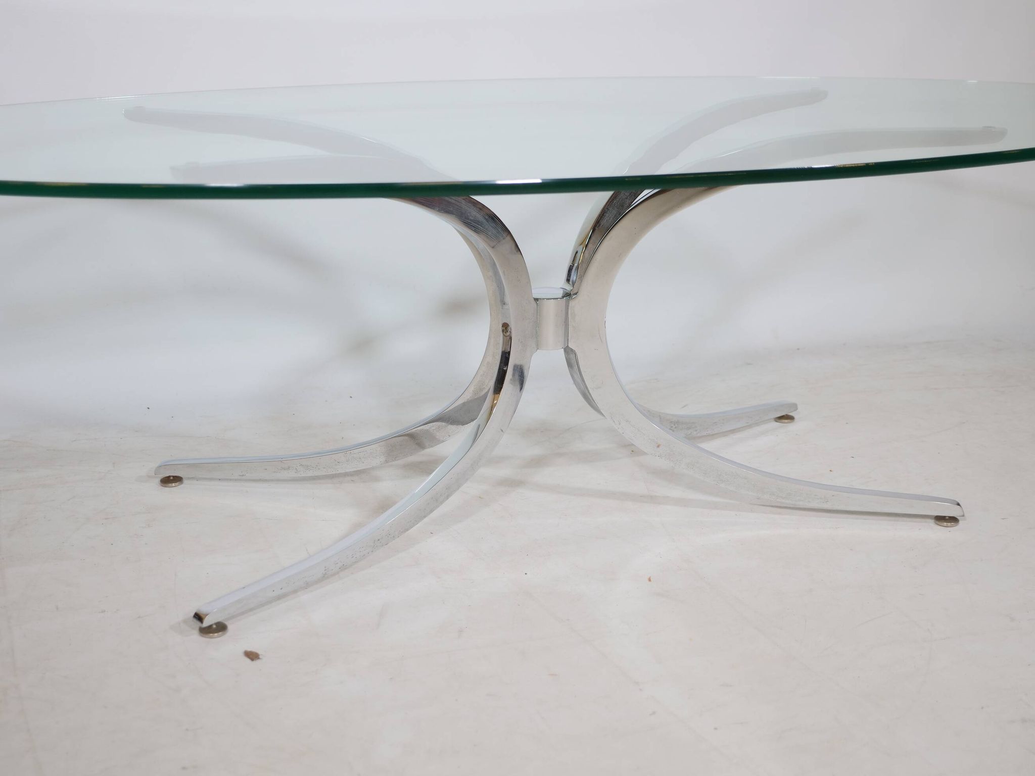 Table basse pieds araignée chromés et verre années 1970 Italie