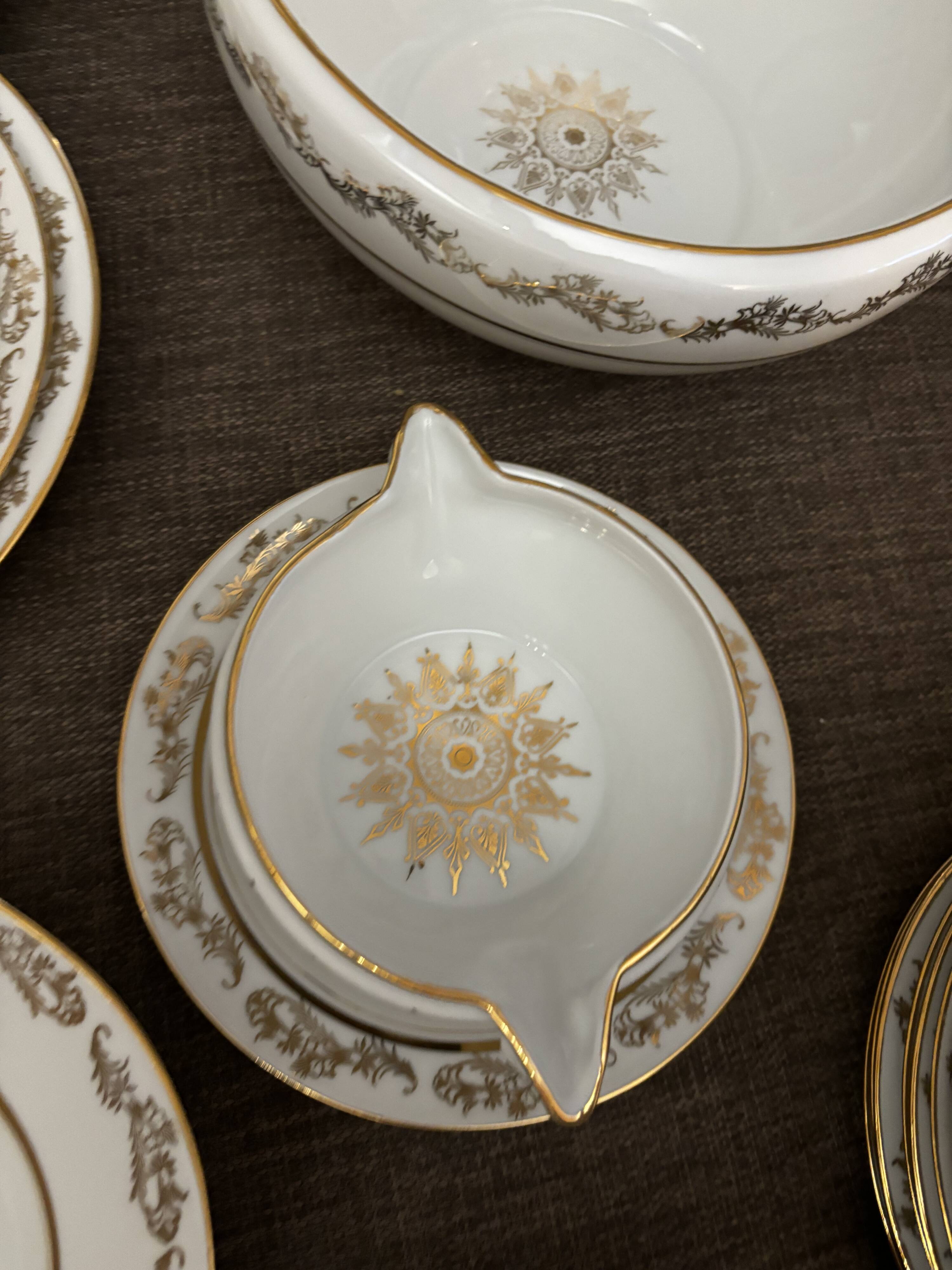 Magnifique service en porcelaine blanche et doree