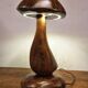 Lampe de table champignon en bois sculpté à la main avec LED intégrée