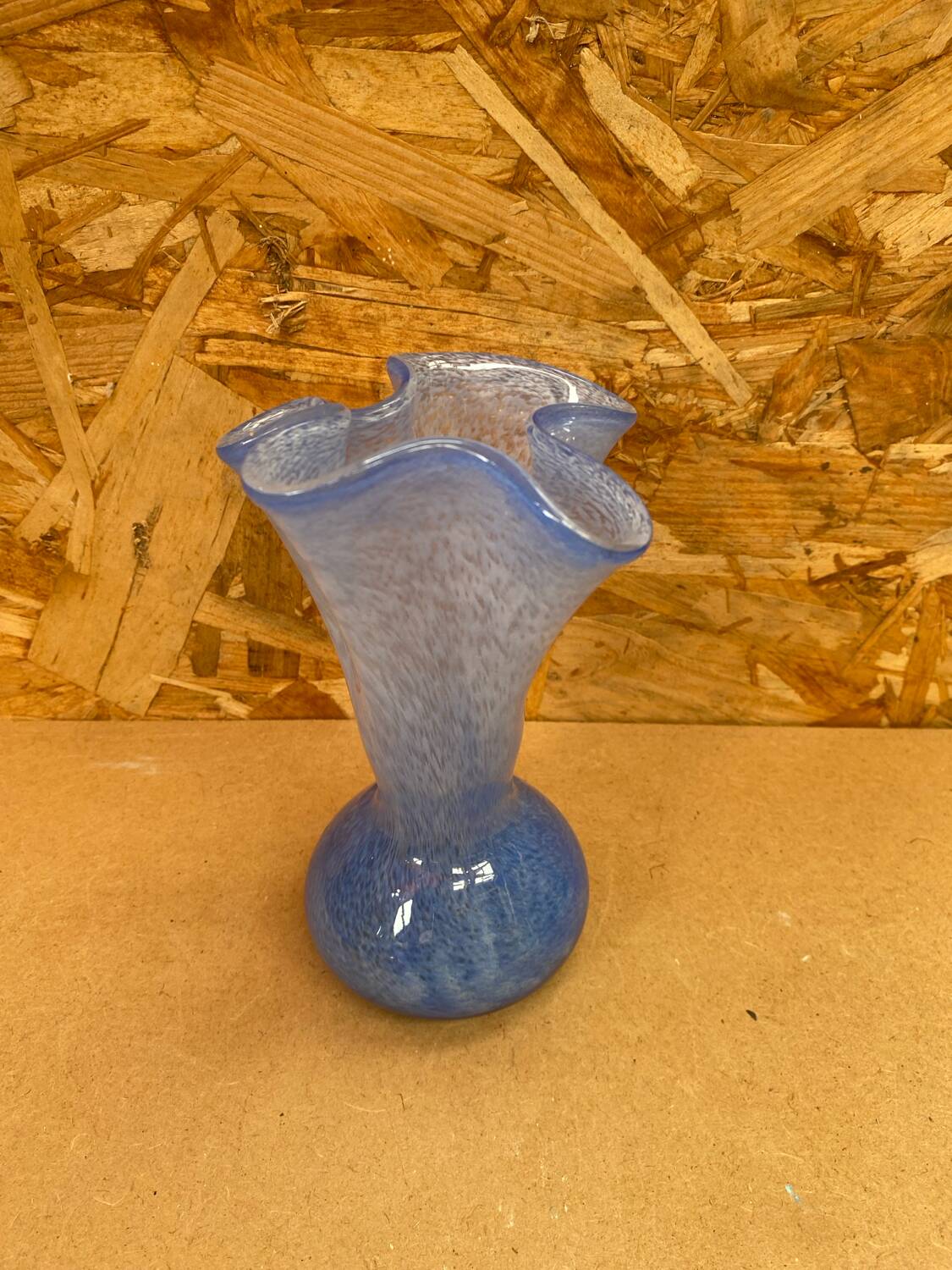 Ancien Vase Verre Soufflé Bleu Moucheté Blanc Col Corolle Vintage