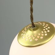 Lampe suspendue en laiton et opaline italienne du milieu du siècle