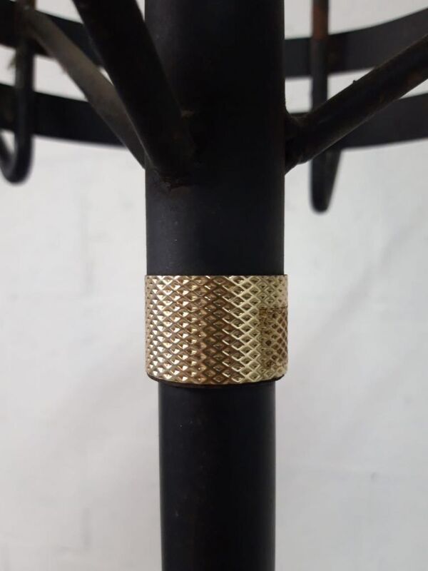 Porte-manteau noir vintage avec accent doré