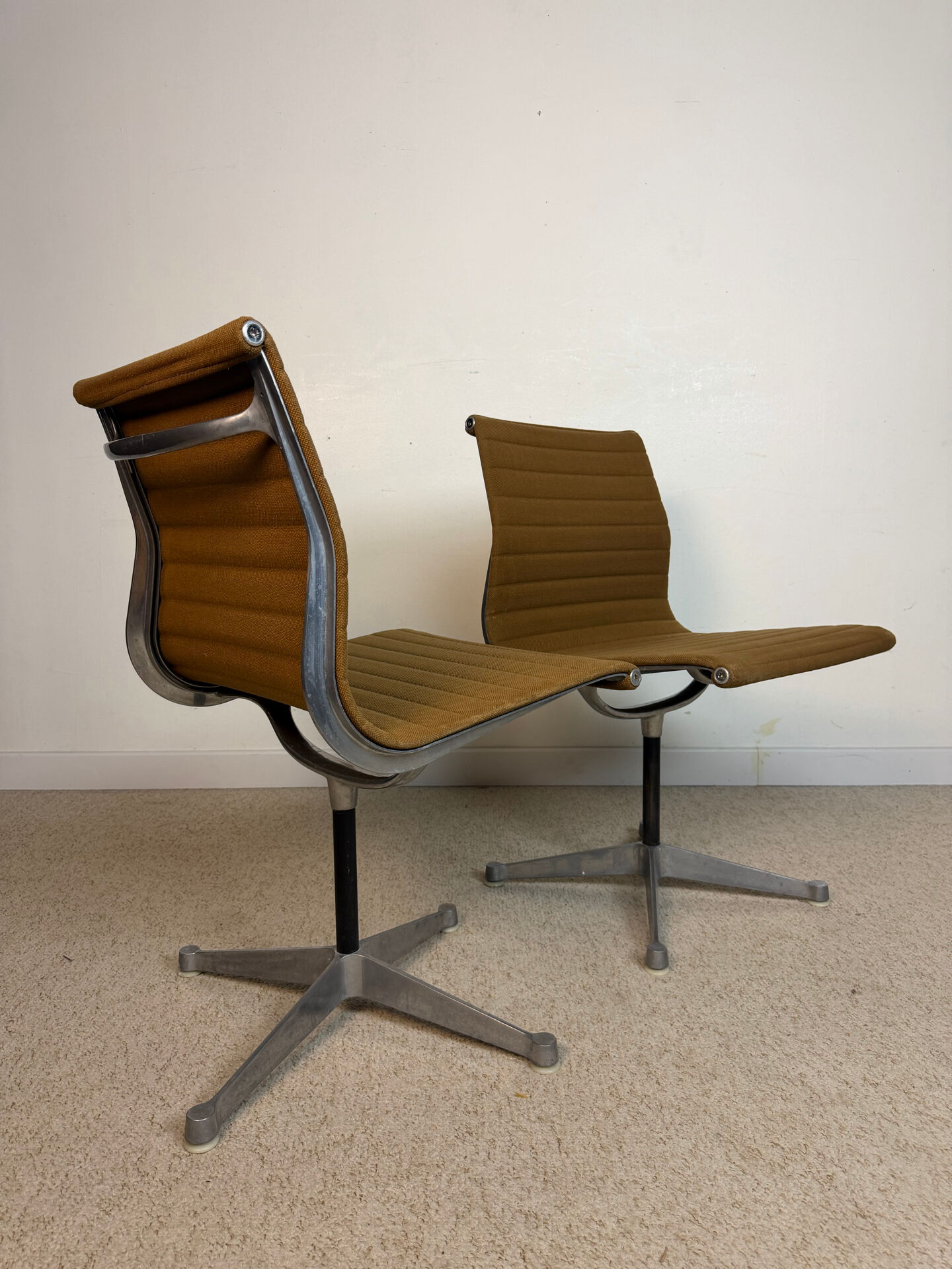 Chaises Herman Miller Aluminium Group – Charles & Ray Eames – lot de 2
