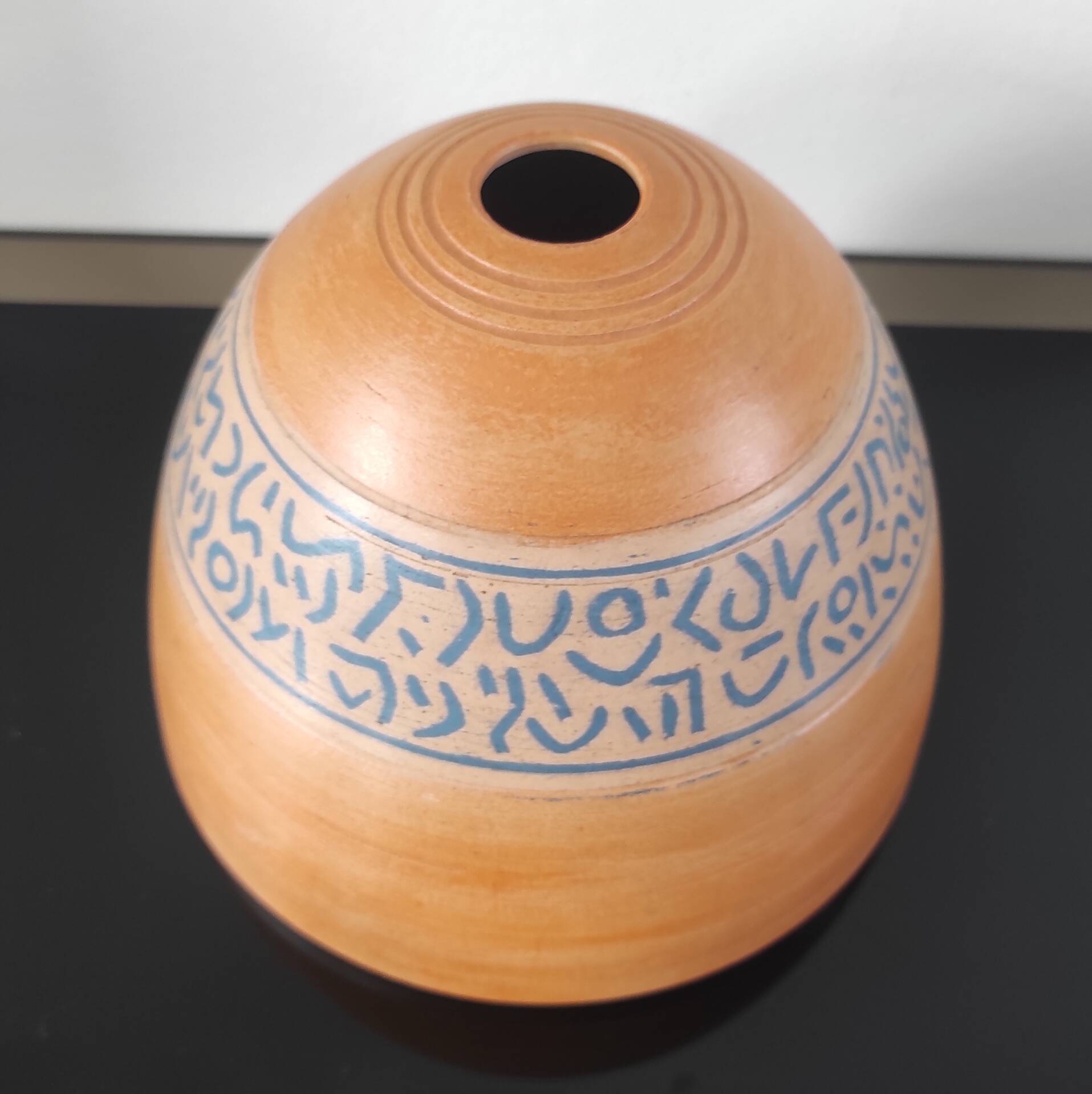 Vase dôme en terre cuite artisanale à frise peinte – Style Brutaliste