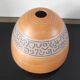 Vase dôme en terre cuite artisanale à frise peinte – Style Brutaliste