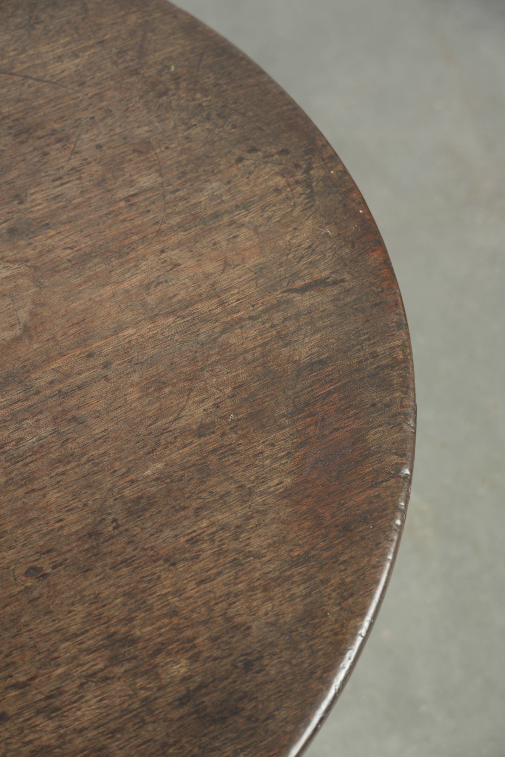 Practical round antique English tilt top table from the 18th century