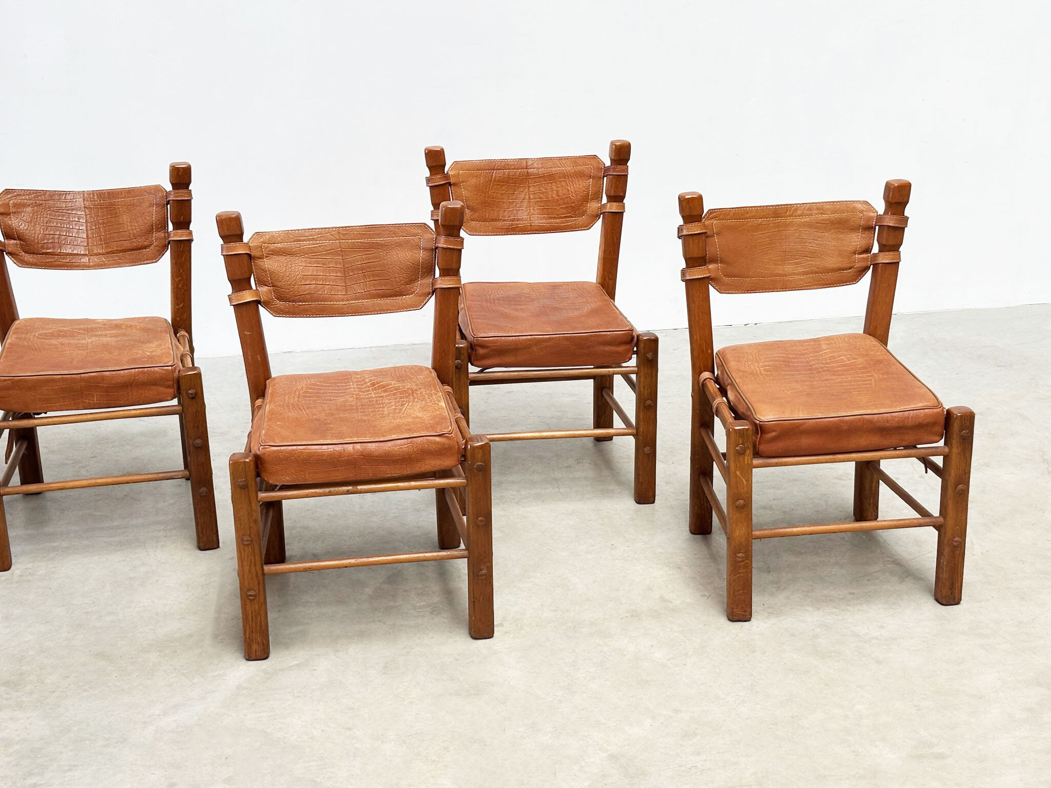 Ensemble de six chaises de salle à manger en cuir brutalistes