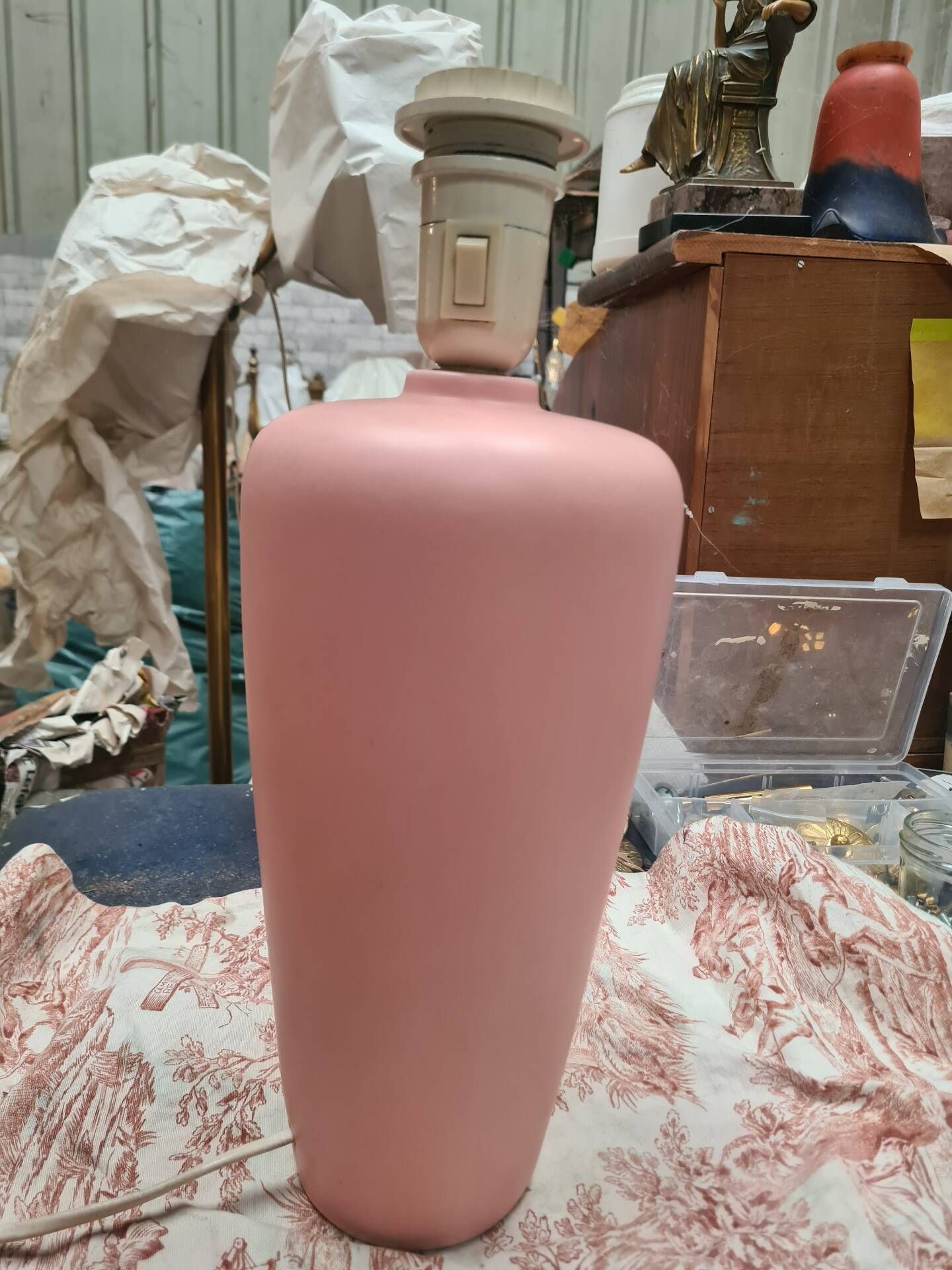 paire de lampes 1970 ceramique rose mat et abat jour blanc cassé  neuf inte