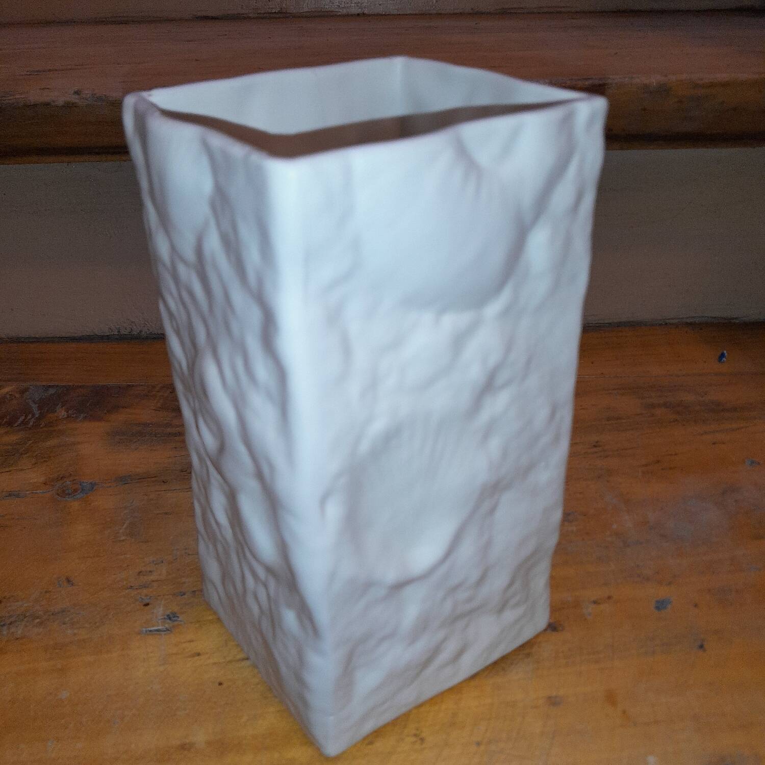 Petit vase carré vintage italien,  en céramique blanche,  décor fossil