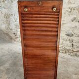 Armoire à rideau vintage en chêne français – meuble de rangement des années 1920 avec 12 étagères fixes et ferrures en laiton (42 × 38 × 118 cm)