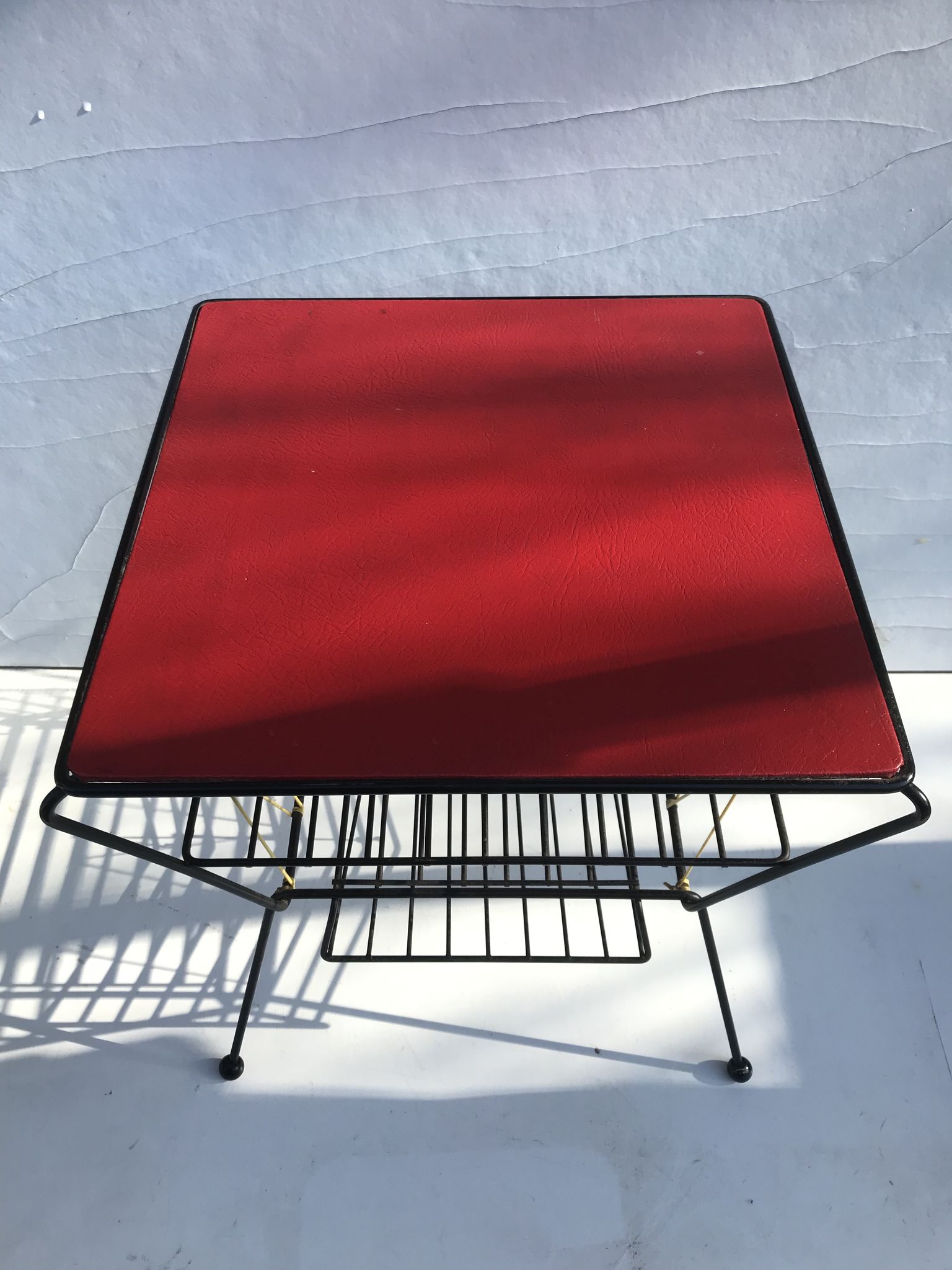Old coffee table with black metal and scoubidou magazines holder