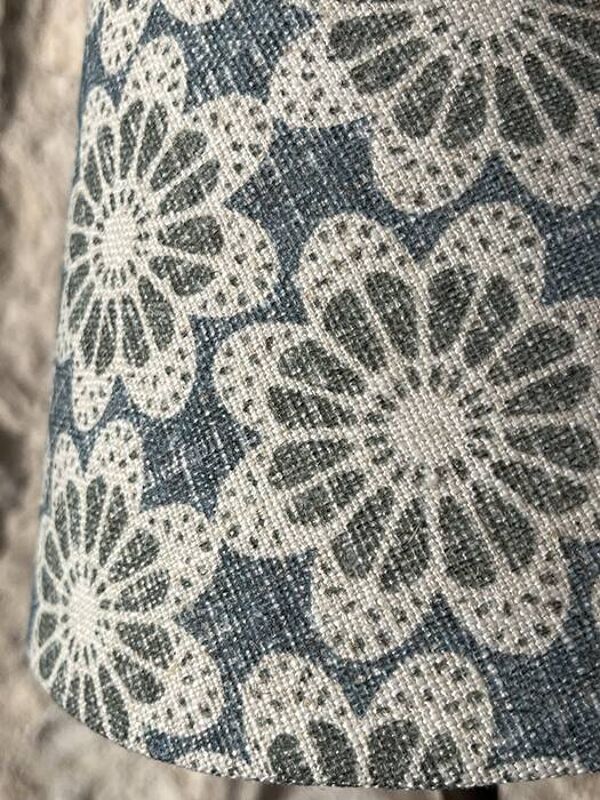 Lampadaire fleurs bleues