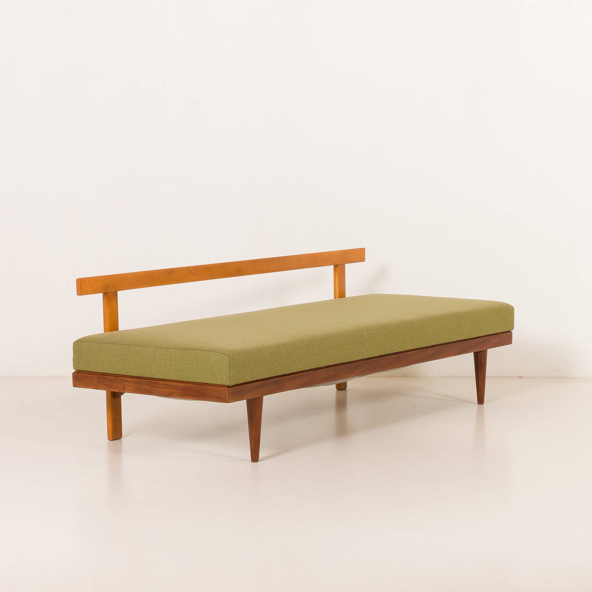 2 canapés et une table d'appoint par Igmar Relling, Norvège
