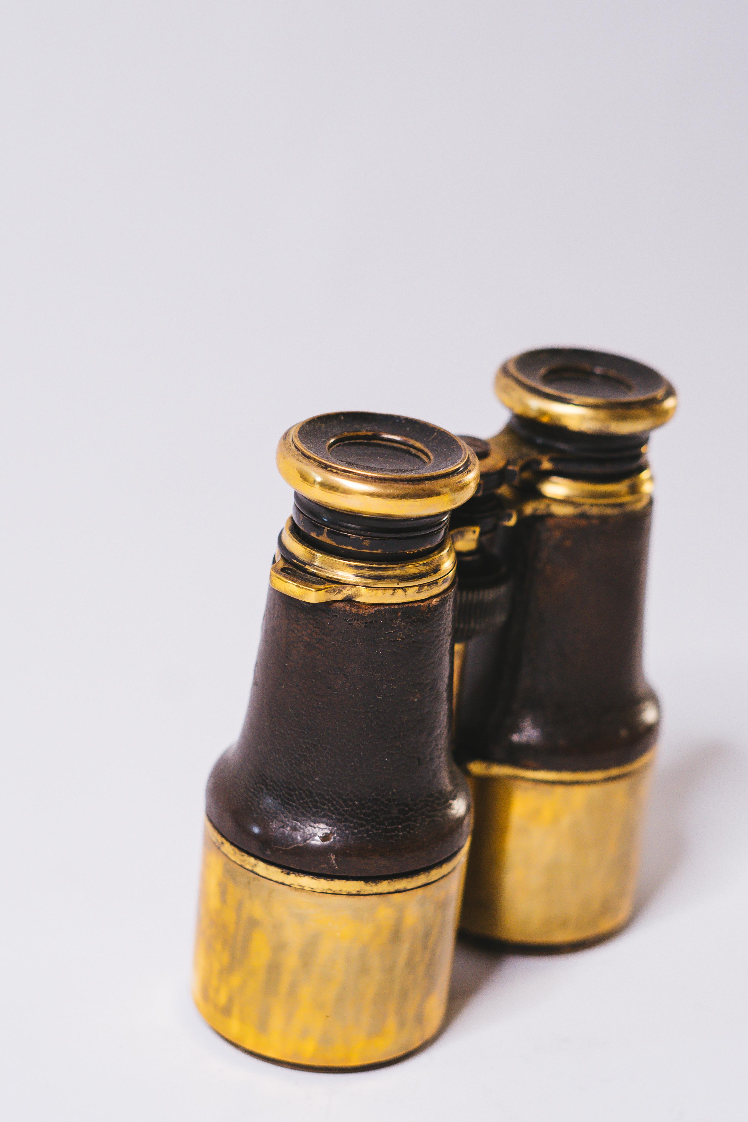 Pair of 1900 theater binoculars brass and restored leather
