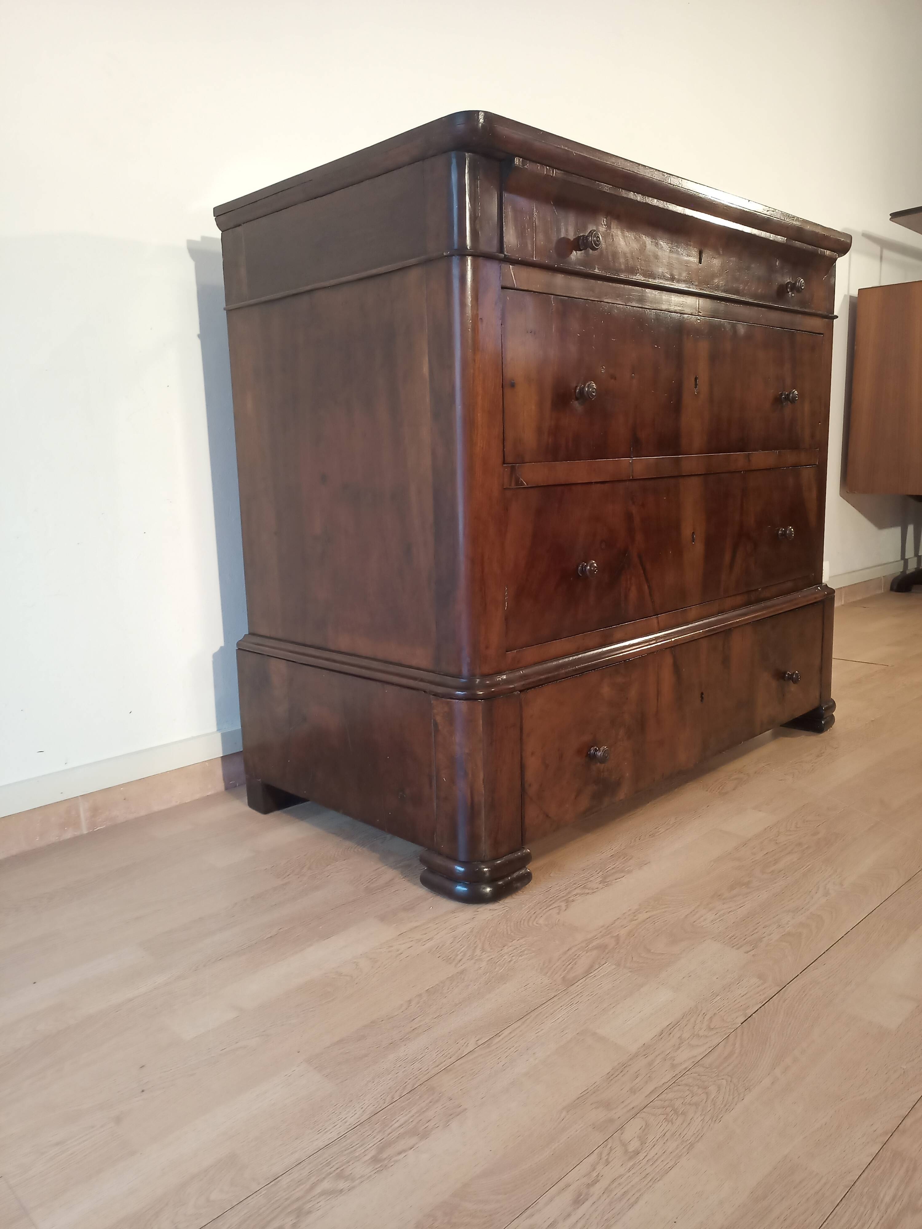 Commode italienne à quatre tiroirs en noyer de la fin du XIXe siècle