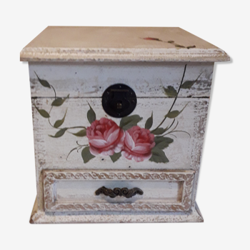 Jewelry box in painted wood patinated pink decoration, with 2 compartments