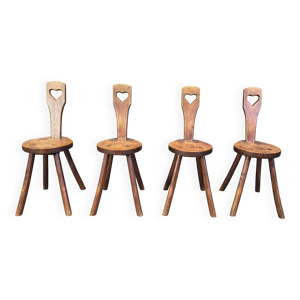 Chaises brutalistes en - forme