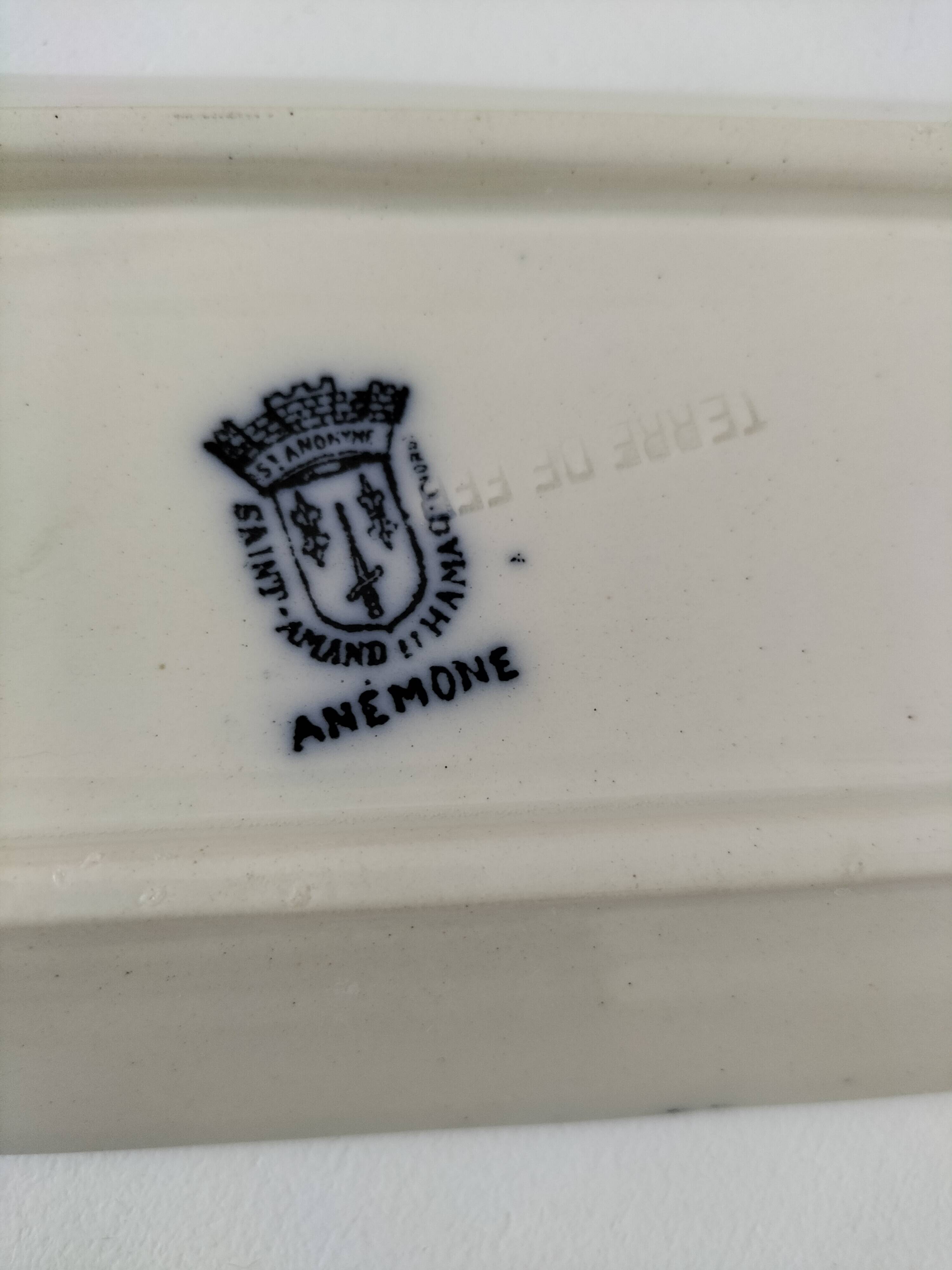 Small Saint-Amand Hamage earthenware tray – Anémone model