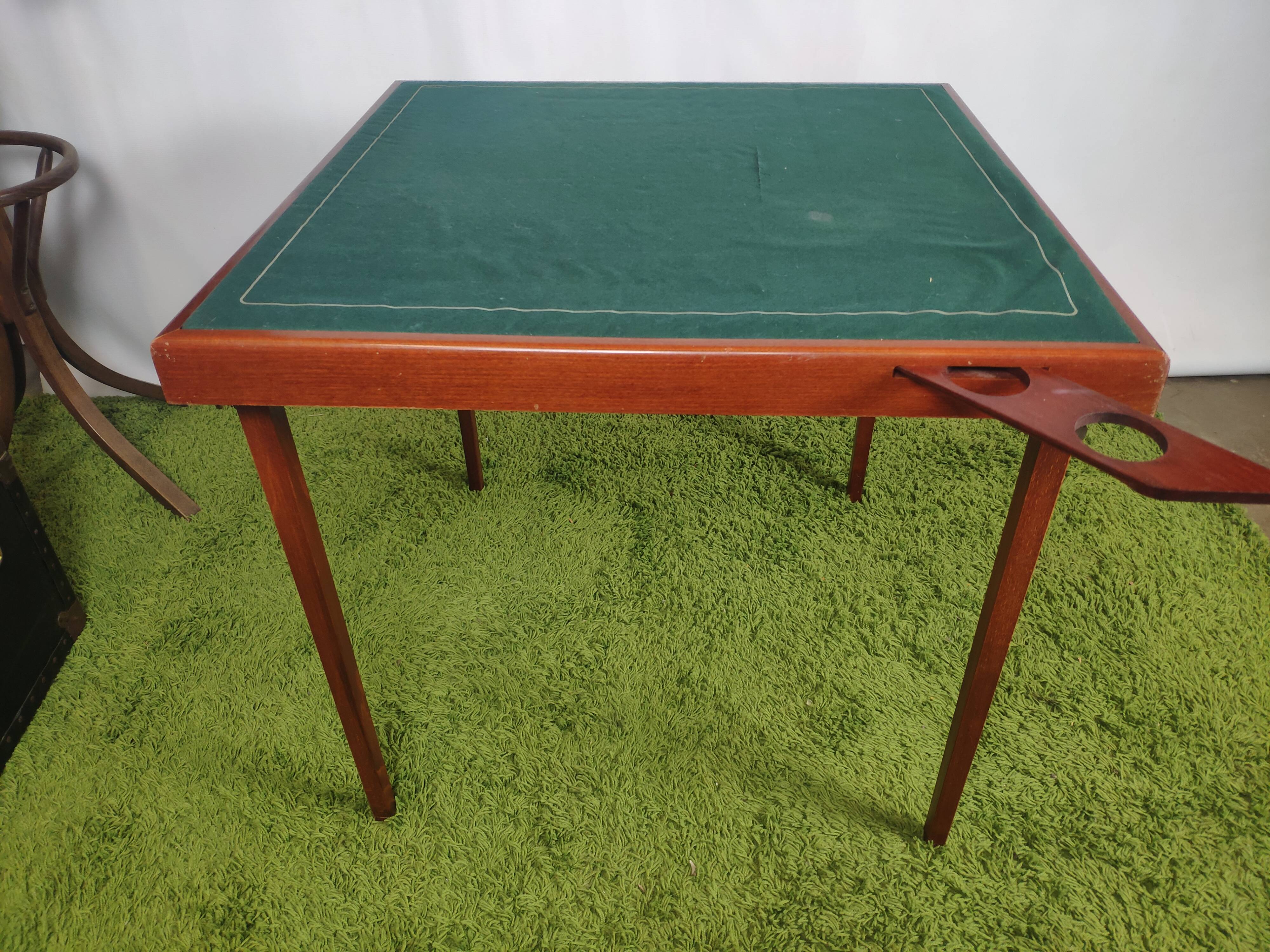 SMIR folding bridge table