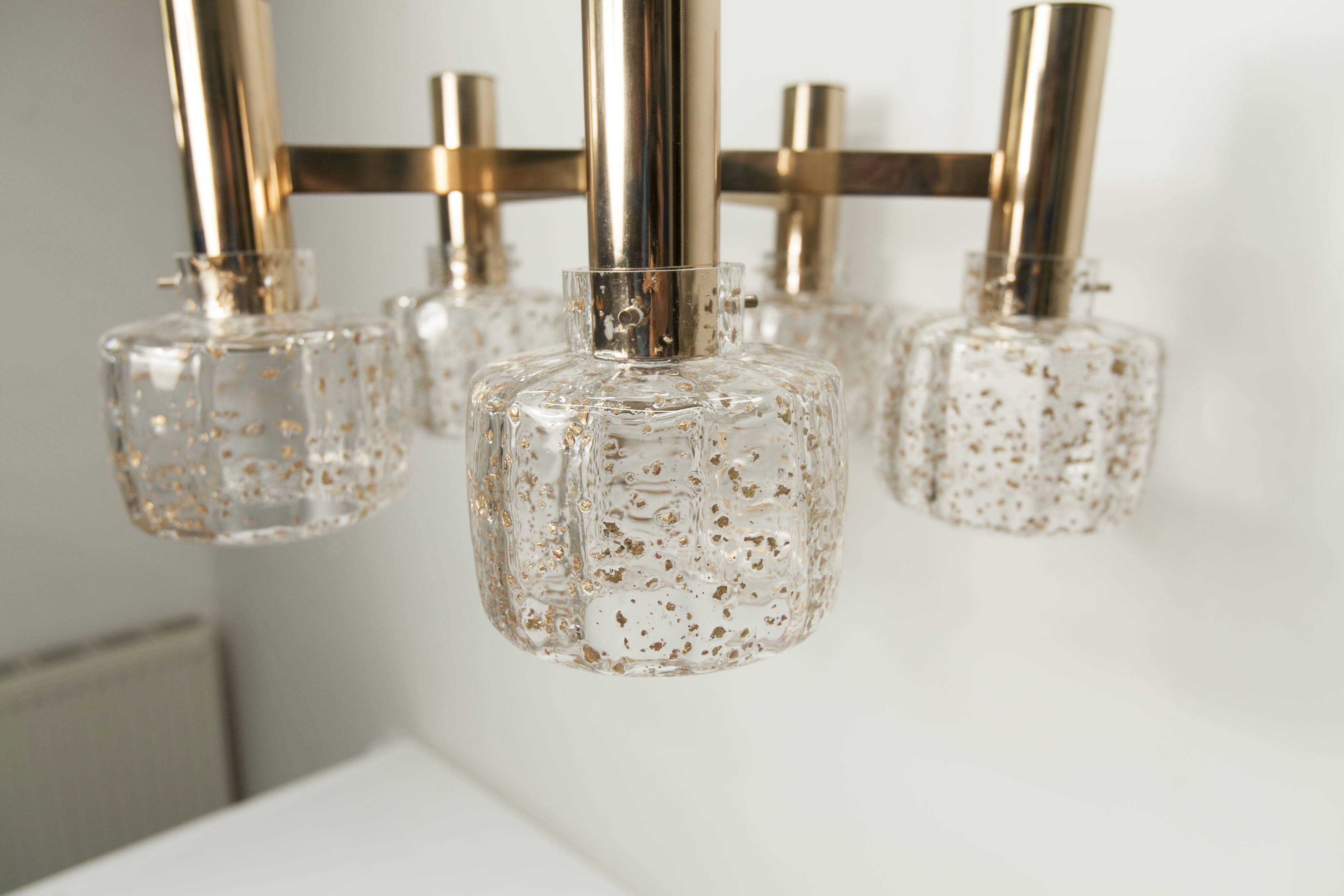 Lustre 5 branches doré et verre soufflé à paillettes dorées 1960