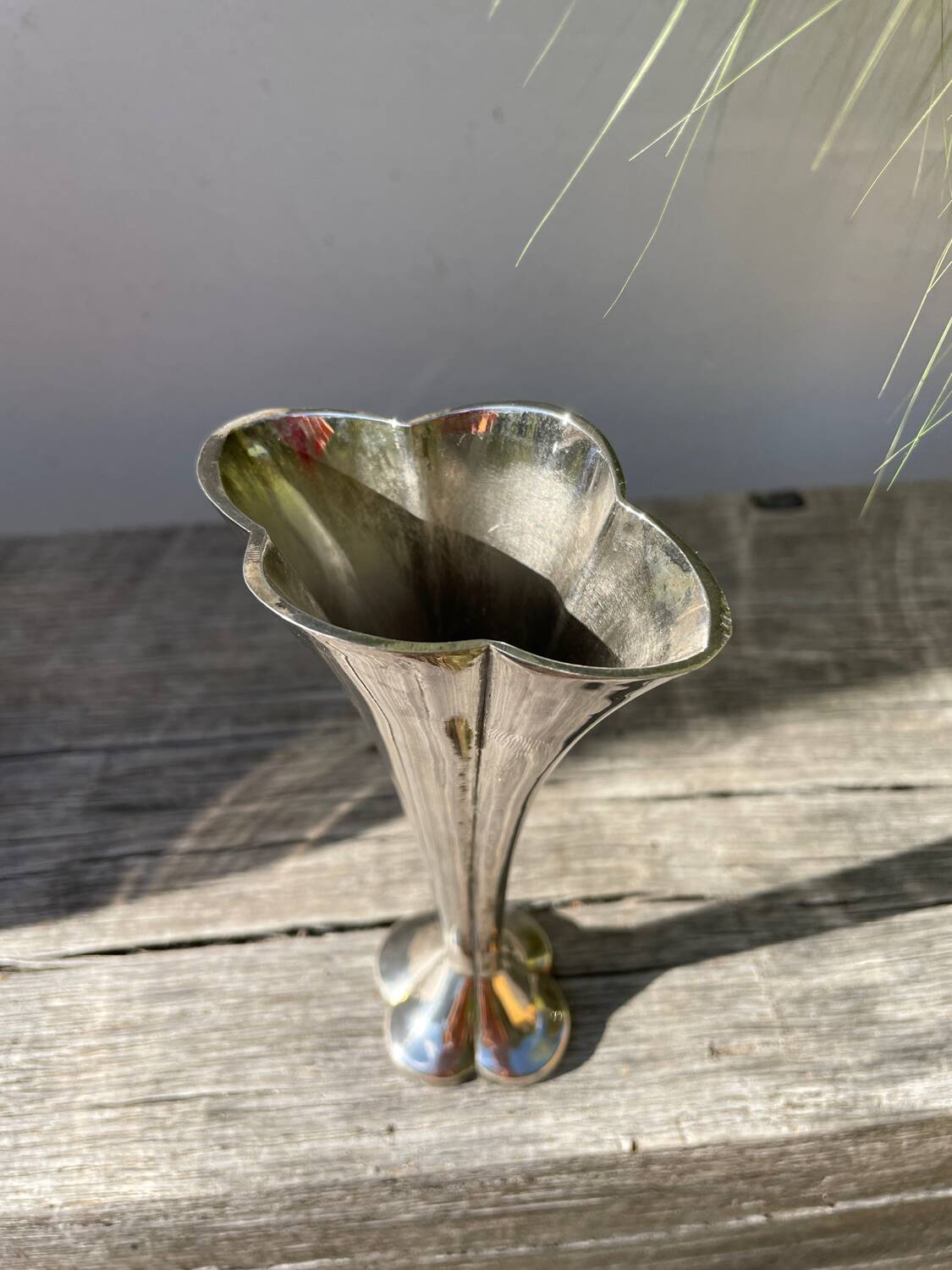 Petit vase art nouveau  en métal argenté