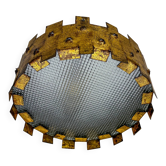 Plafonnier en métal doré et verre dépoli de style brutaliste en forme de couronne avec rayons de soleil, France, années 1960.