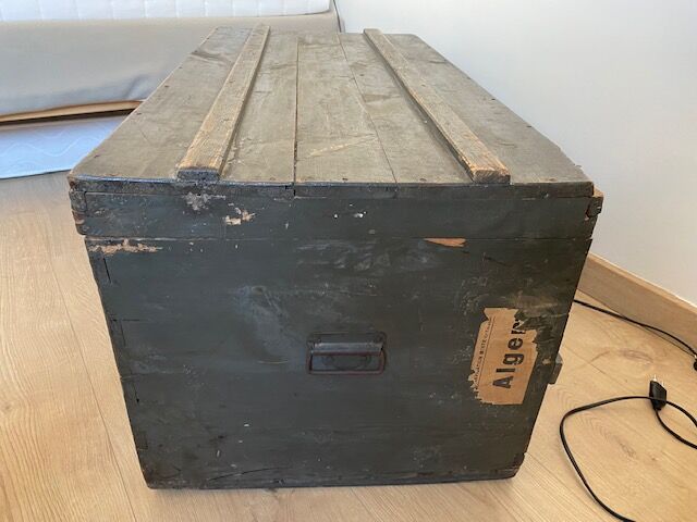 Vintage trunk wood Algeria