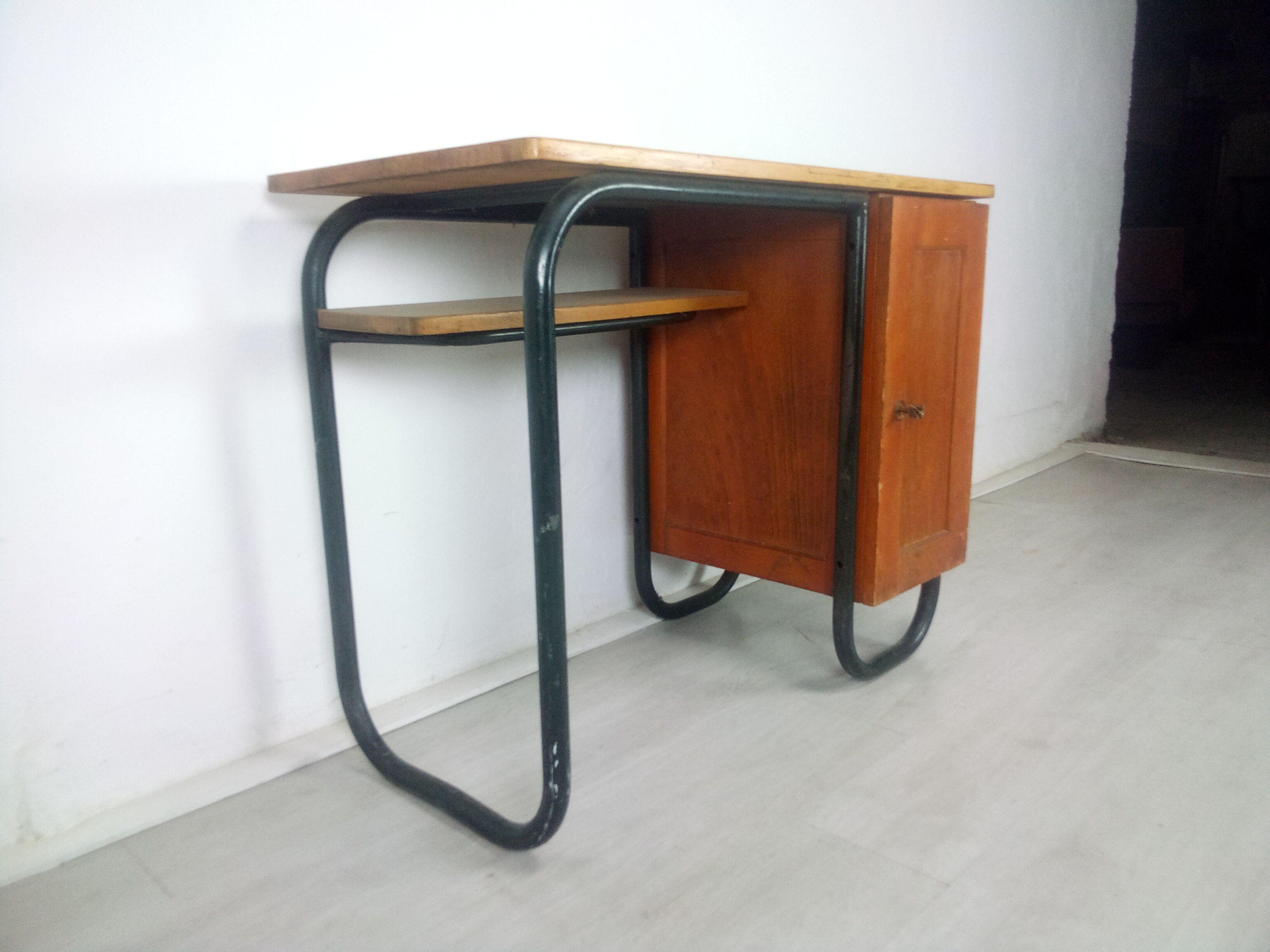 Desk model S22 by Jacques Hitier produced by Mobilor