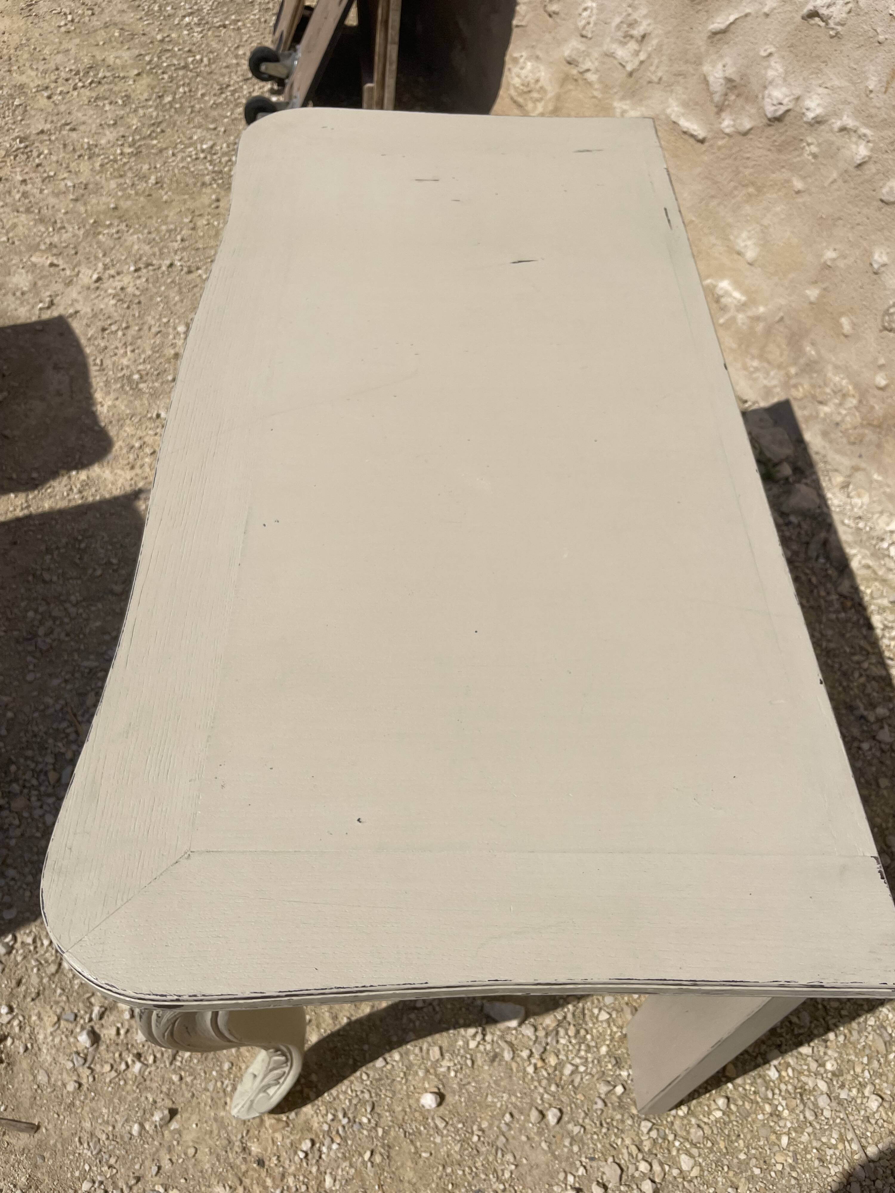 Console de style Louis XV patinée beige et cirée